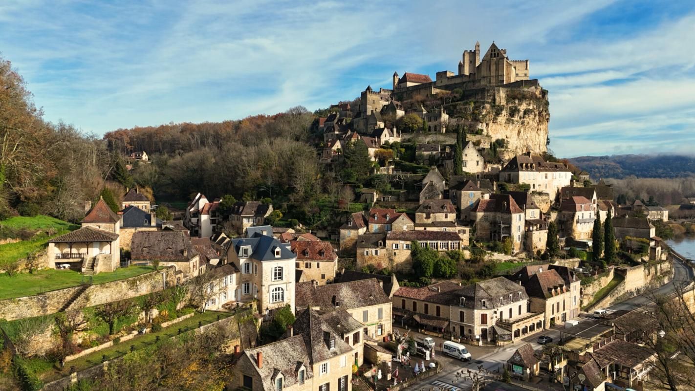 BEYNAC-ET-CAZENAC Demeure de caractère avec vue exceptionnelle sur la Dordogne 2