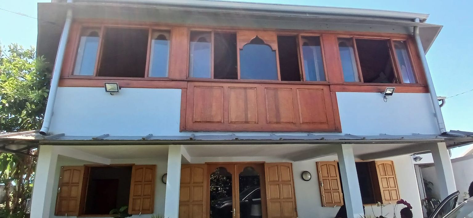 SAINT-ANDRE "Superbe villa spacieuse et lumineuse de 350 m² dans un quartier résidentiel de Ravine Creuse Saint André 2