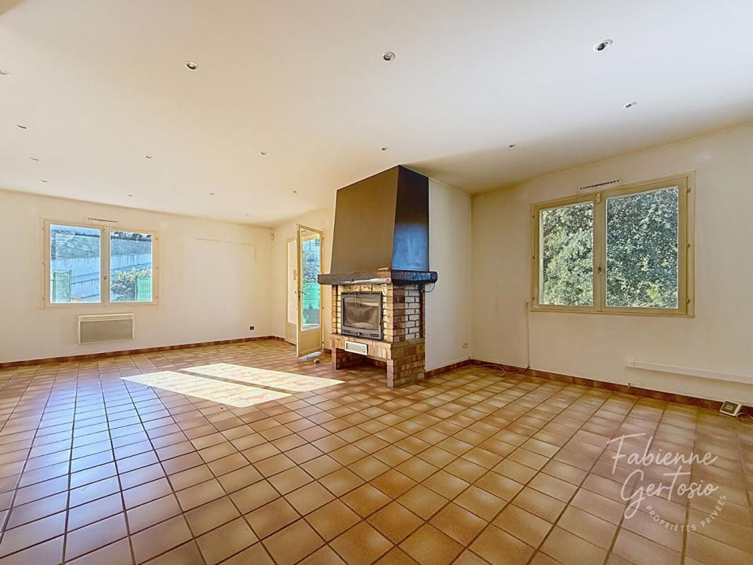 SOLLIES-VILLE SOLLIES-VILLE! Maison de famille de 149m2 sur terrain de 714m2 sans vis-à-vis 2