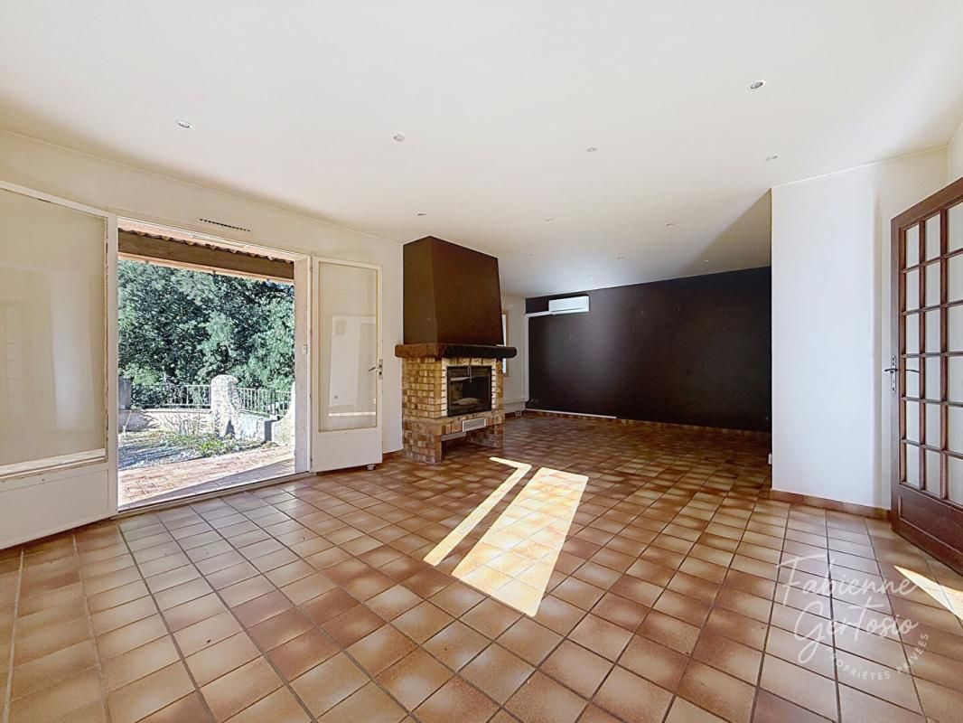 SOLLIES-VILLE SOLLIES-VILLE! Maison de famille de 149m2 sur terrain de 714m2 sans vis-à-vis 4