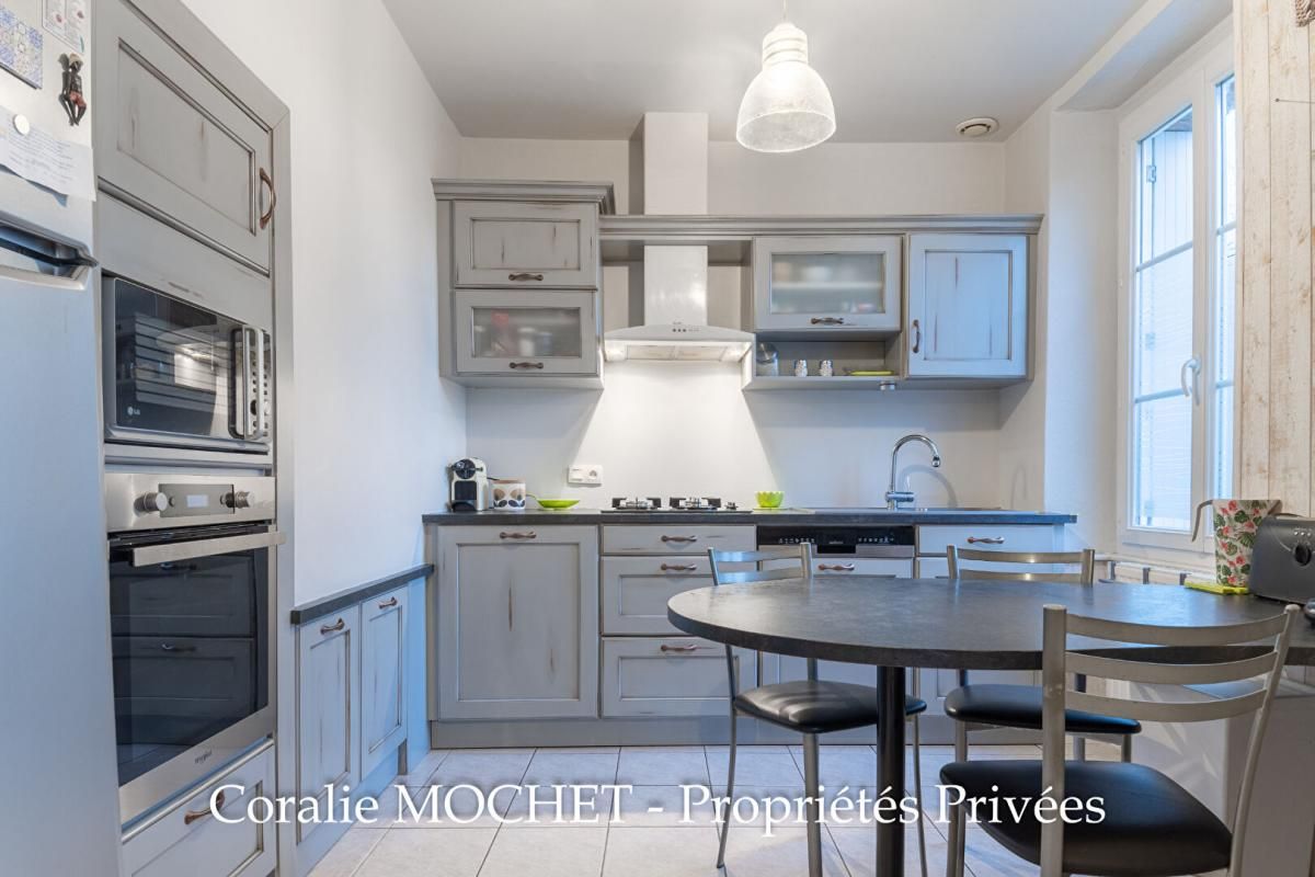 Maison de bourg , jardin et grand garage