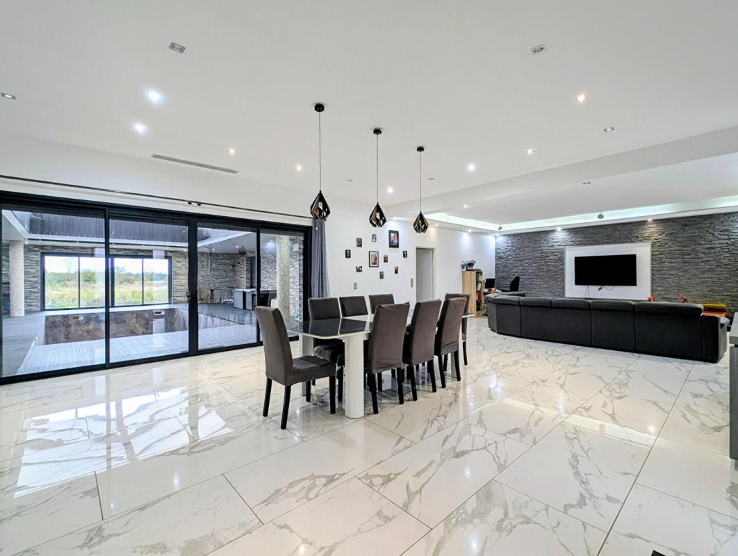 Maison Mondavezan 6 pièces 332 m2 avec piscine intérieure et terrain de 3000 m²