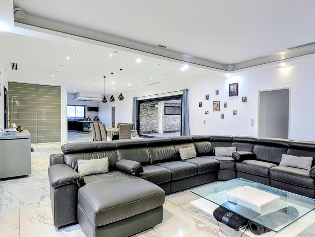 MONDAVEZAN Maison Mondavezan 6 pièces 332 m2 avec piscine intérieure et terrain de 3000 m² 2