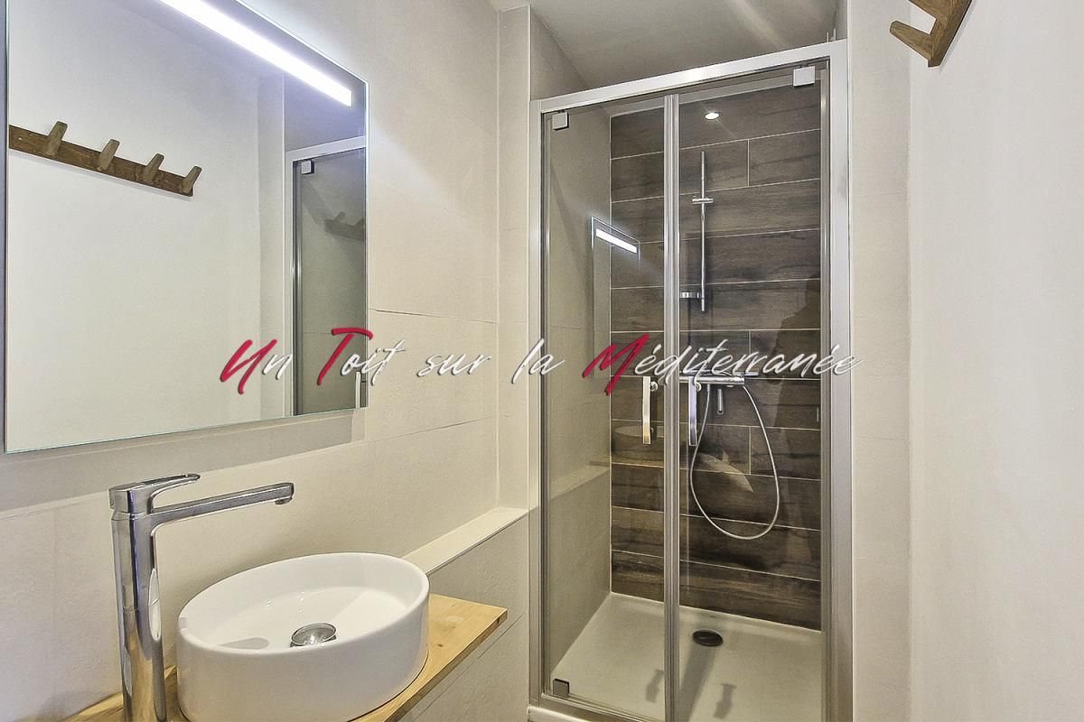 HYERES Bel appartement T2 avec balcon, vue mer et salins à Giens. Parking privatif 4