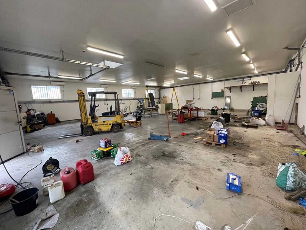 CARPENTRAS Carpentras (84200) Murs hangar bureaux 410 m², terrain de 1000m² 2