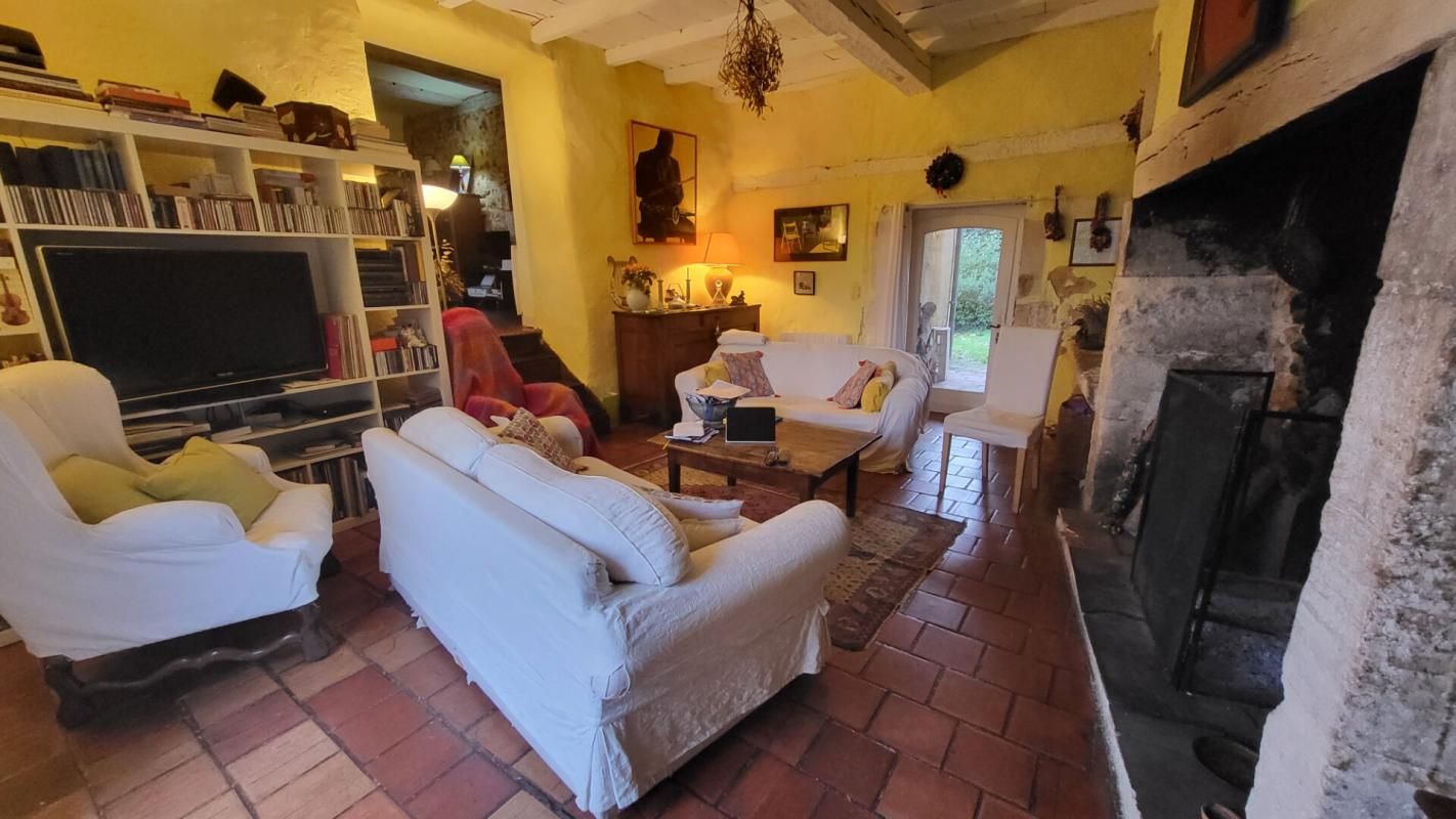SAINT-JEAN-D'ESTISSAC Maison de campagne de 208 m² dans hameau au calme proche de Neuvic sur parcelle de 4813 m² 2