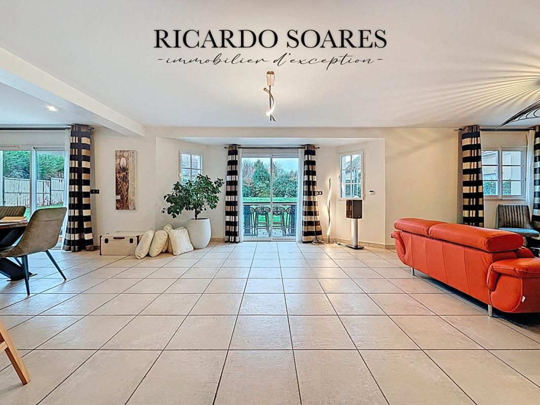 LIANCOURT 60940 ANGICOURT / PROPRIÉTÉ D'EXCEPTION / GRANDS VOLUMES / 235m2 / 5 CHAMBRES / DOUBLE GARAGE / TERRAIN 1373m2 3