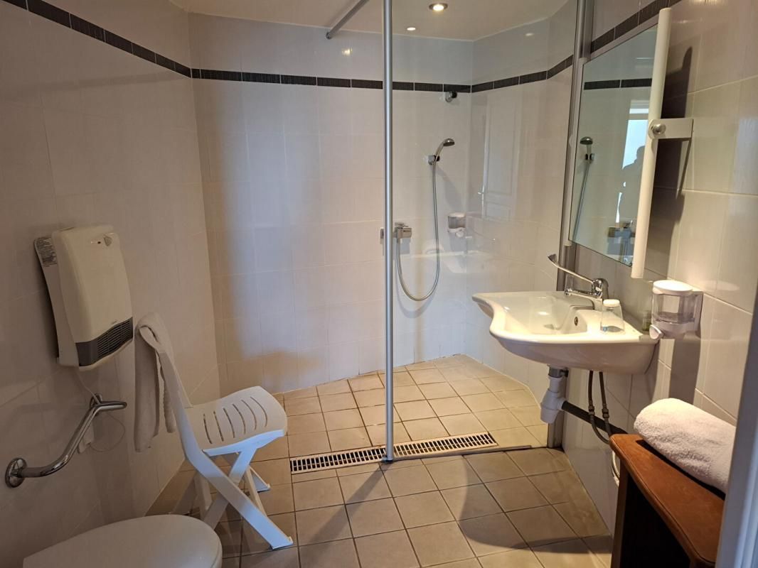 AUREL MAISON DE VILLAGE RENOVEE 7 PIECES 184 M² AVEC BALCONS AUX CHAMBRES ET UN APPARTEMENT T2 INDEPENDANT DE 30 M²  ET UNE TERRASSE250000  AUREL 84390 3