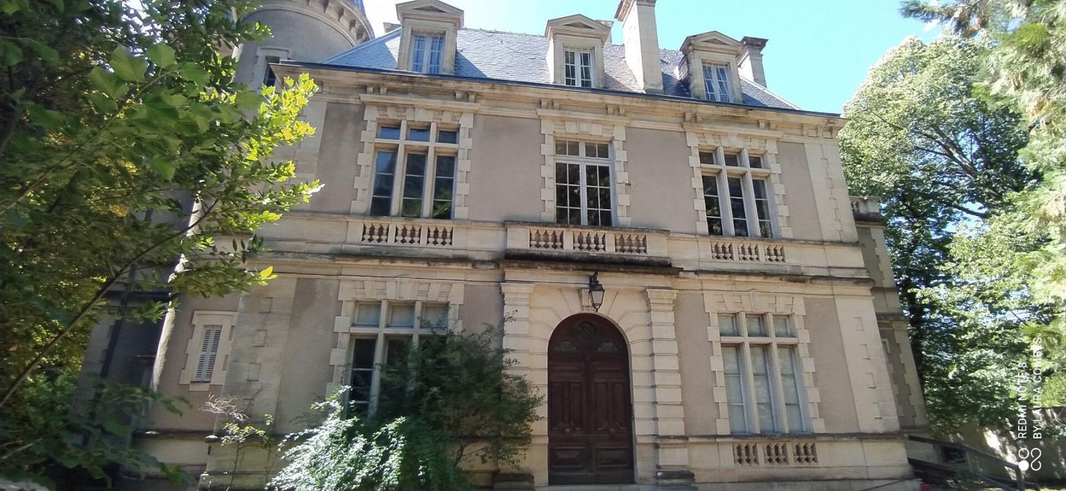 AVEZE Château du 19e  avec dépendances et parc 3