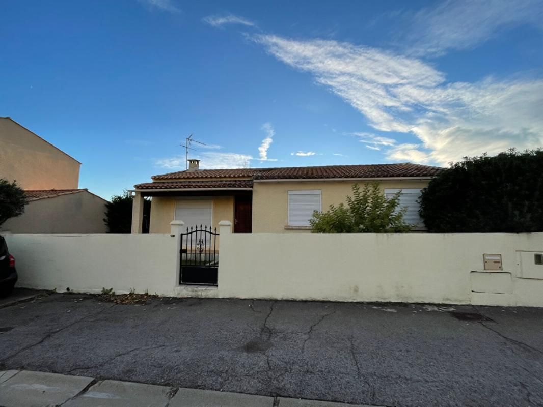 BAILLARGUES MAISON DE PLAIN PIED DE 95 M² habitable (environ)dont véranda et de 3 chambres , garage de 25 m²(environ) sur 369 m² de terrain? 5 5/ 1