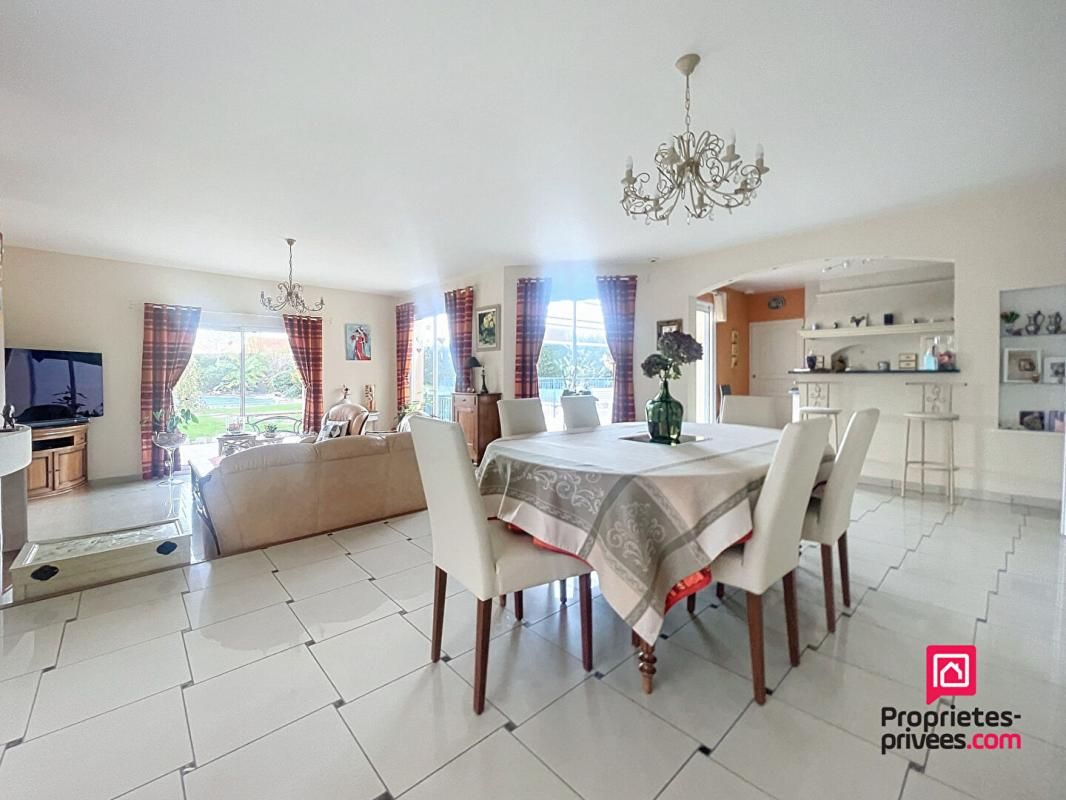 SAINT-COSME-EN-VAIRAIS Grande maison contemporaine de 230 m2 avec piscine 3