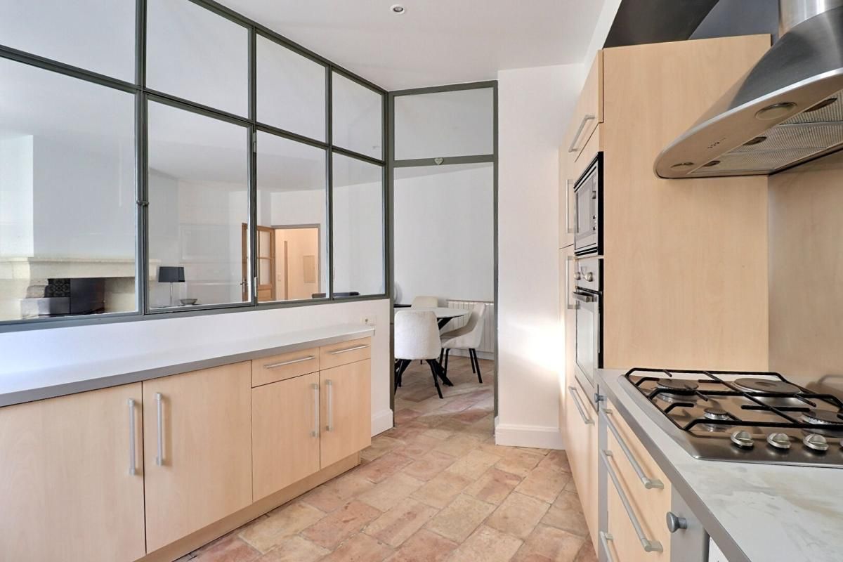 UZES Maison de ville rénovée avec terrasse et garage 2