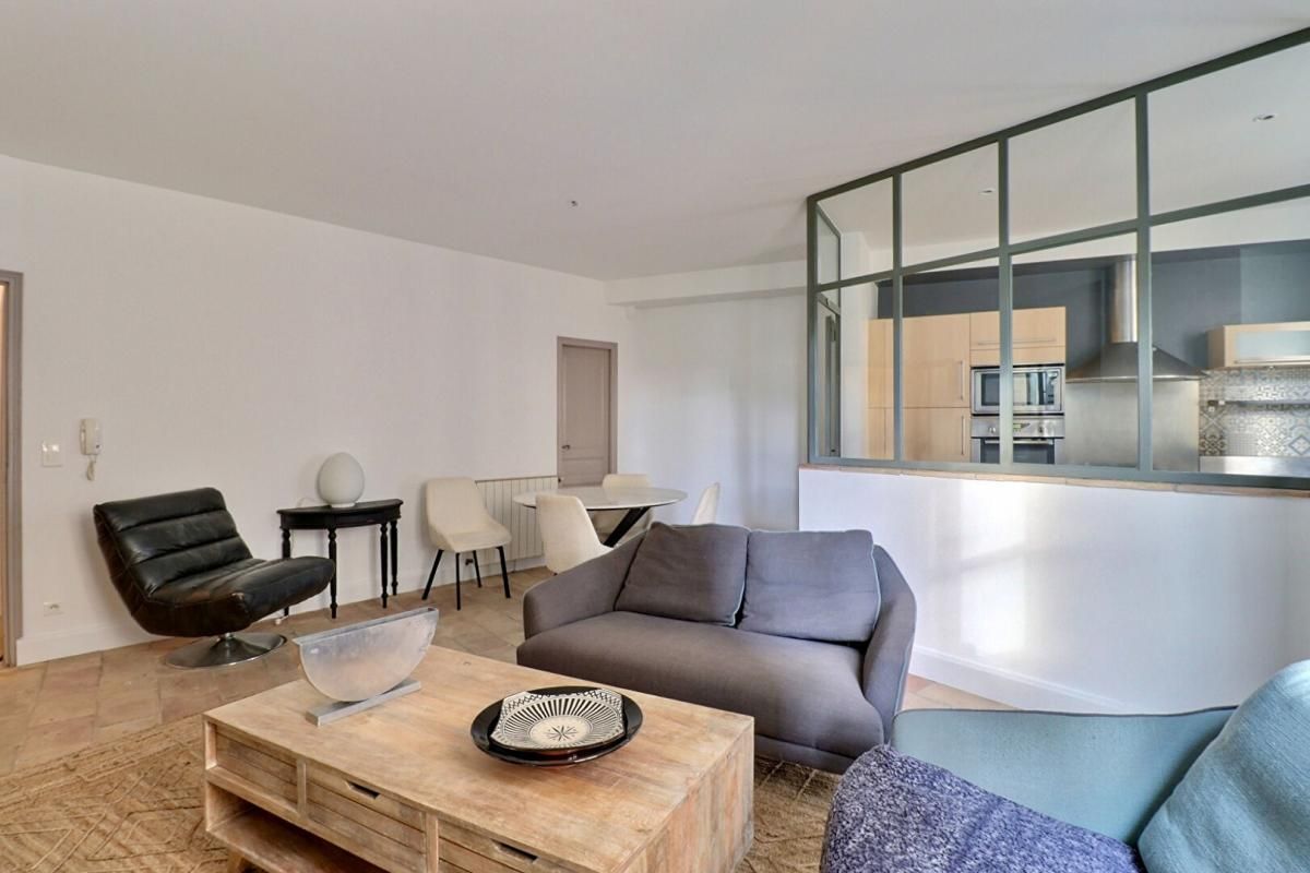 UZES Maison de ville rénovée avec terrasse et garage 3