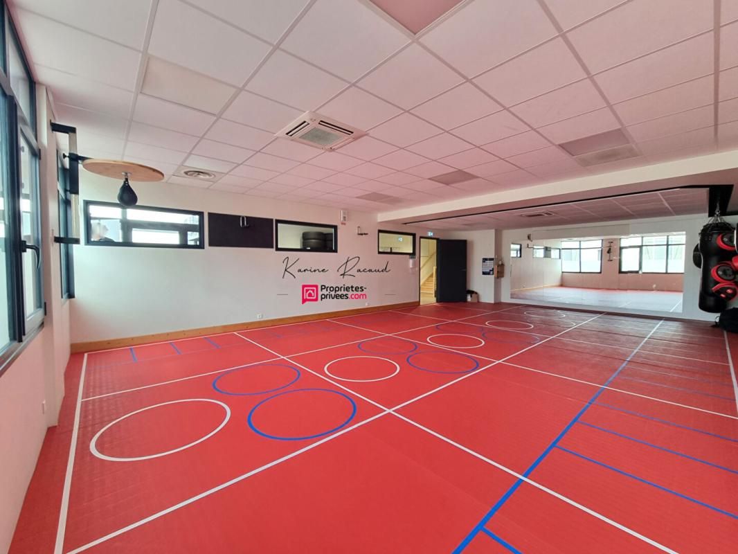 LA ROCHE-SUR-YON LA ROCHE SUR YON - MURS COMMERCIAUX LIBRES, local 160 m² 2