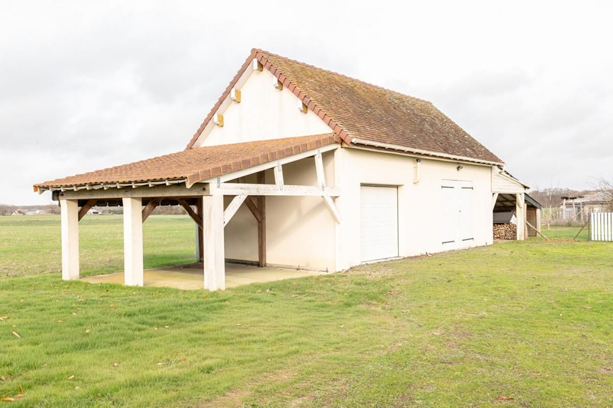 PRUNAY-CASSEREAU LIEUX UNIQUES ® x PROPRIÉTÉS PRIVÉES PROPOSE TRES BELLE PROPRIÉTÉ 160 M² SUR 4500 M² 3