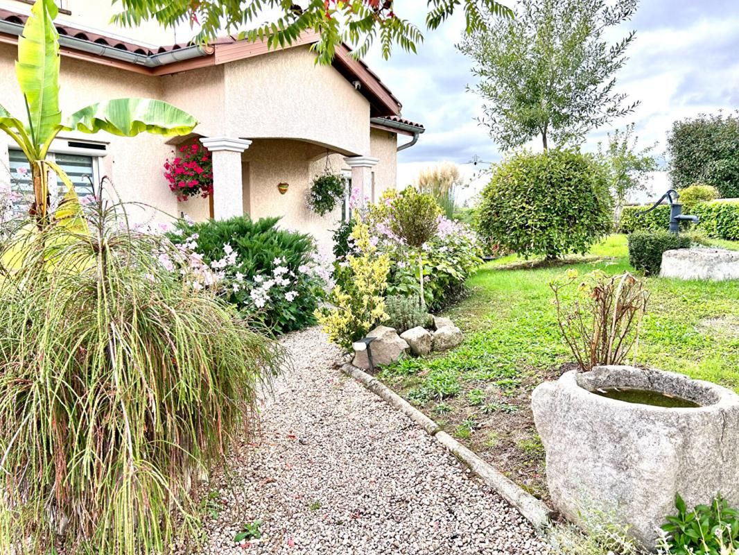 SAINT-LAURENT-DE-CHAMOUSSET Maison 158 m² Longessaigne 6 chambres 1