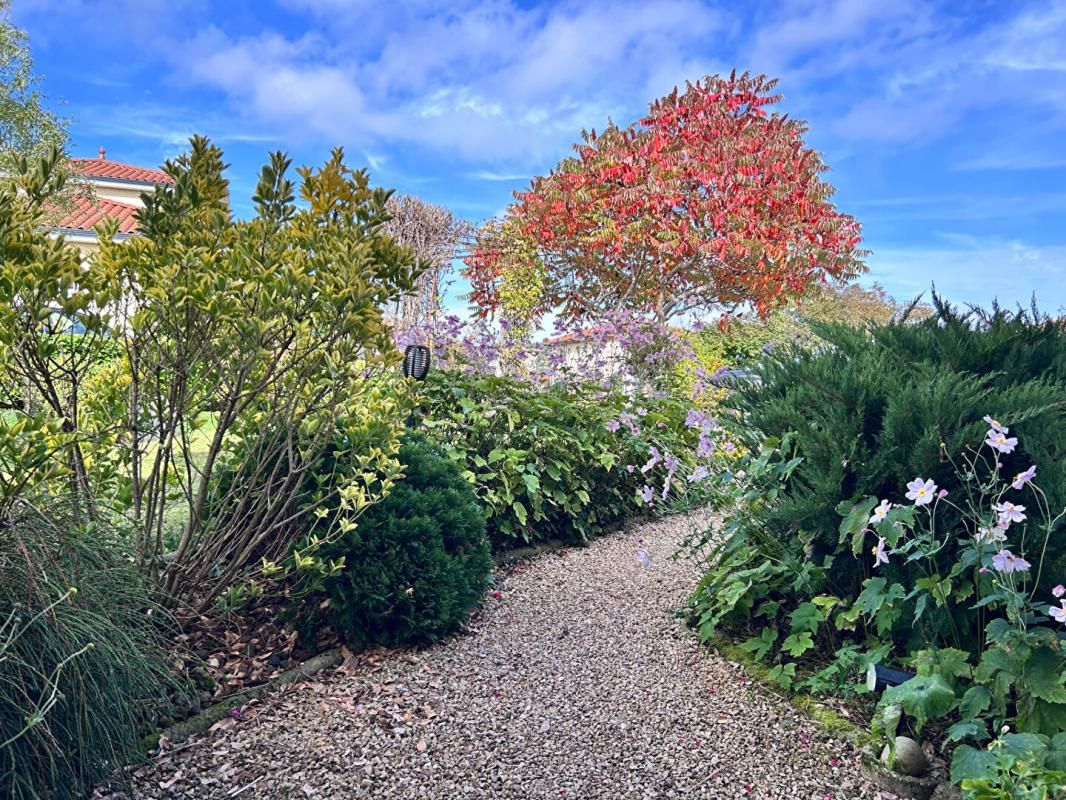 SAINT-LAURENT-DE-CHAMOUSSET Maison 158 m² Longessaigne 6 chambres 3