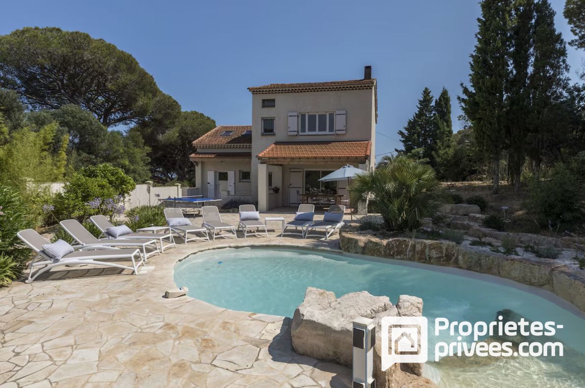 Villa avec jardin, garage, piscine et dépendance à Sainte Maxime
