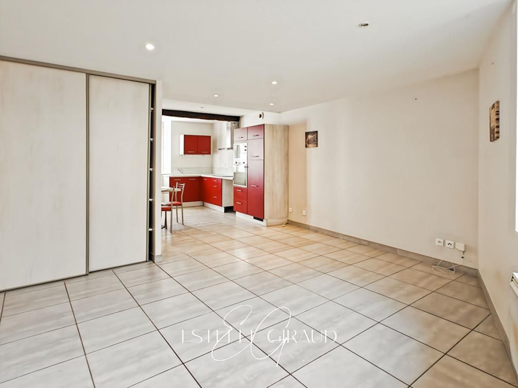 CAUNES-MINERVOIS Maison de  village rénovée, lumineuse,  4 chambres 4