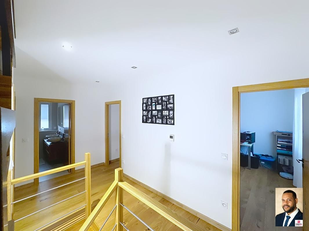 SAVIGNY-SUR-ORGE Maison Savigny Sur Orge 7 pièces d'environ 160m² implantée sur 361m² de terrain 2