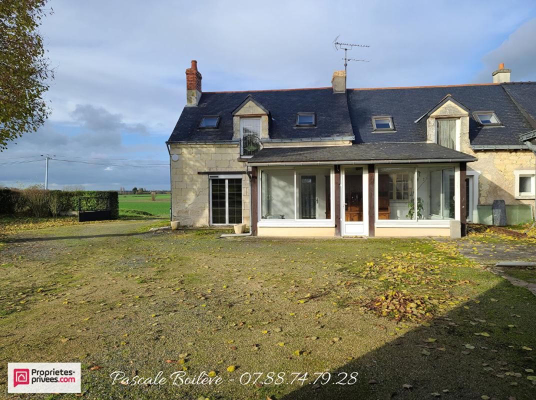 Charmante longère - 7 200 m² de terrain - VERNANTES (49390)