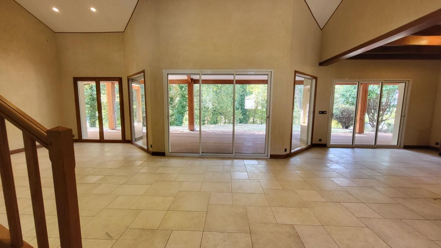 Maison contemporaine atypique 24700 Montpon 8 pièces 161 m2 parcelle 2048 m²