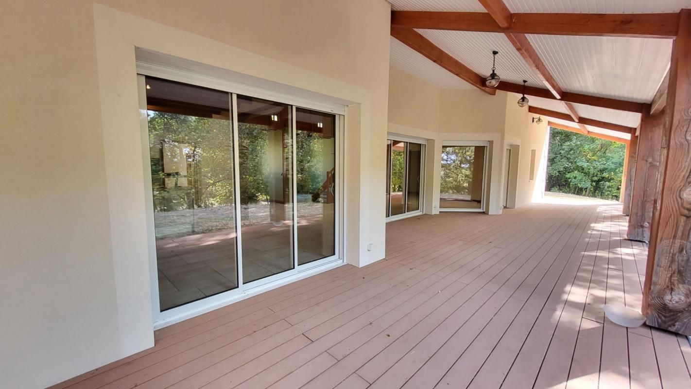 MONTPON-MENESTEROL Maison contemporaine atypique 24700 Montpon 8 pièces  161 m2 parcelle 2048 m² 4