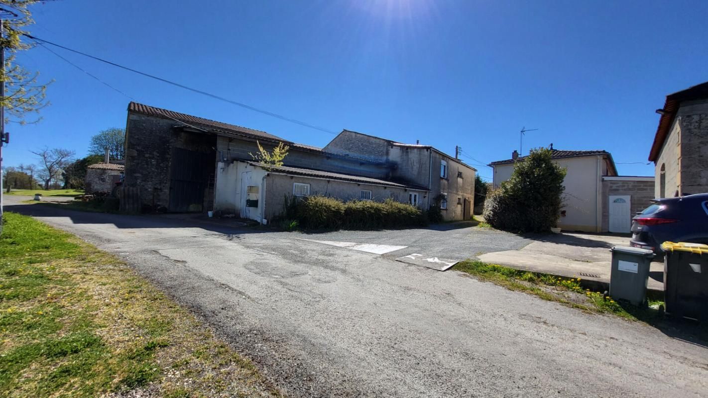 33220 proche Pineuilh Maison de 158 m² dépendances pierres sur parcelle 7645m²
