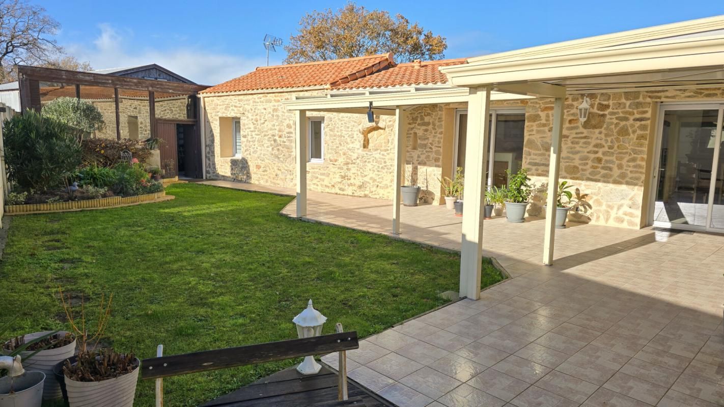 SAINT-PERE-EN-RETZ Maison plain-pied 150 m2 parfaitement entretenue/ 3 chambres / 2 SDB / dépendances 1