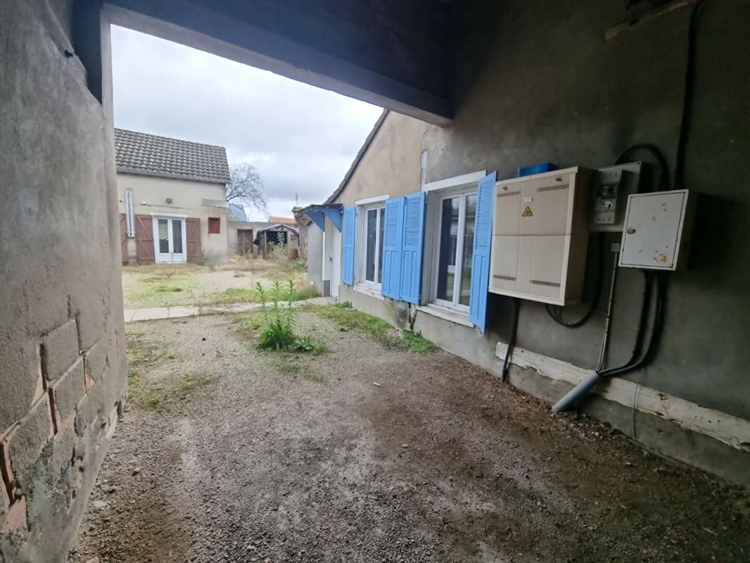 LES BORDES Maison de village 246 M² , boutique et logement 3