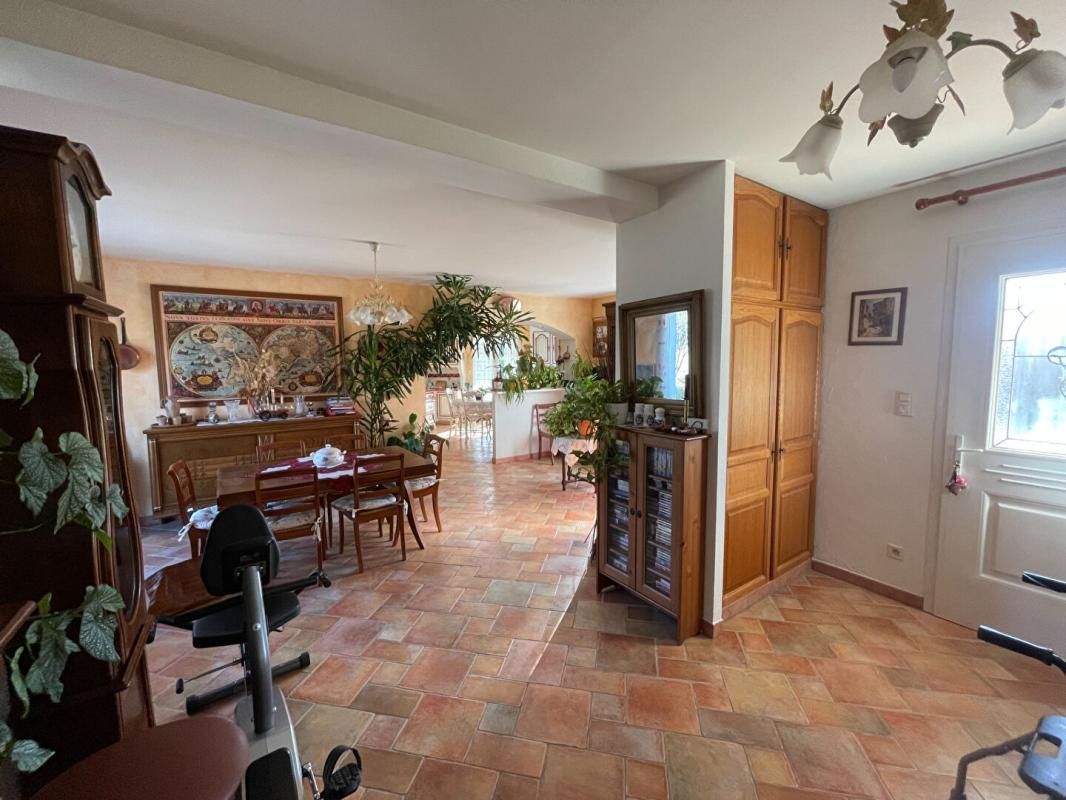 SAINT-SAUVEUR-DE-CRUZIERES Villa traditionnelle de 2005 composée 4 chambres double garage terrain 3040 m2 constructible 3