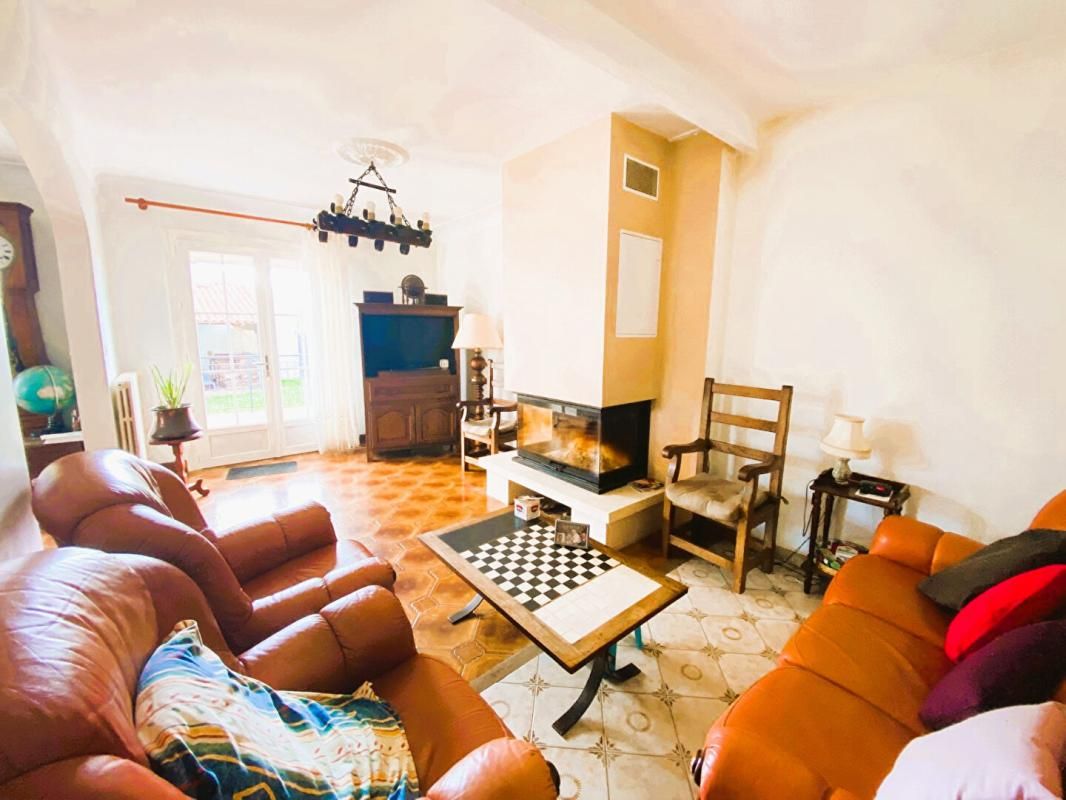 AULNAY EXCLUSIVITE Maison de plain pied 6 pièces sur sous sol complet avec terrain de 2500 m2 1