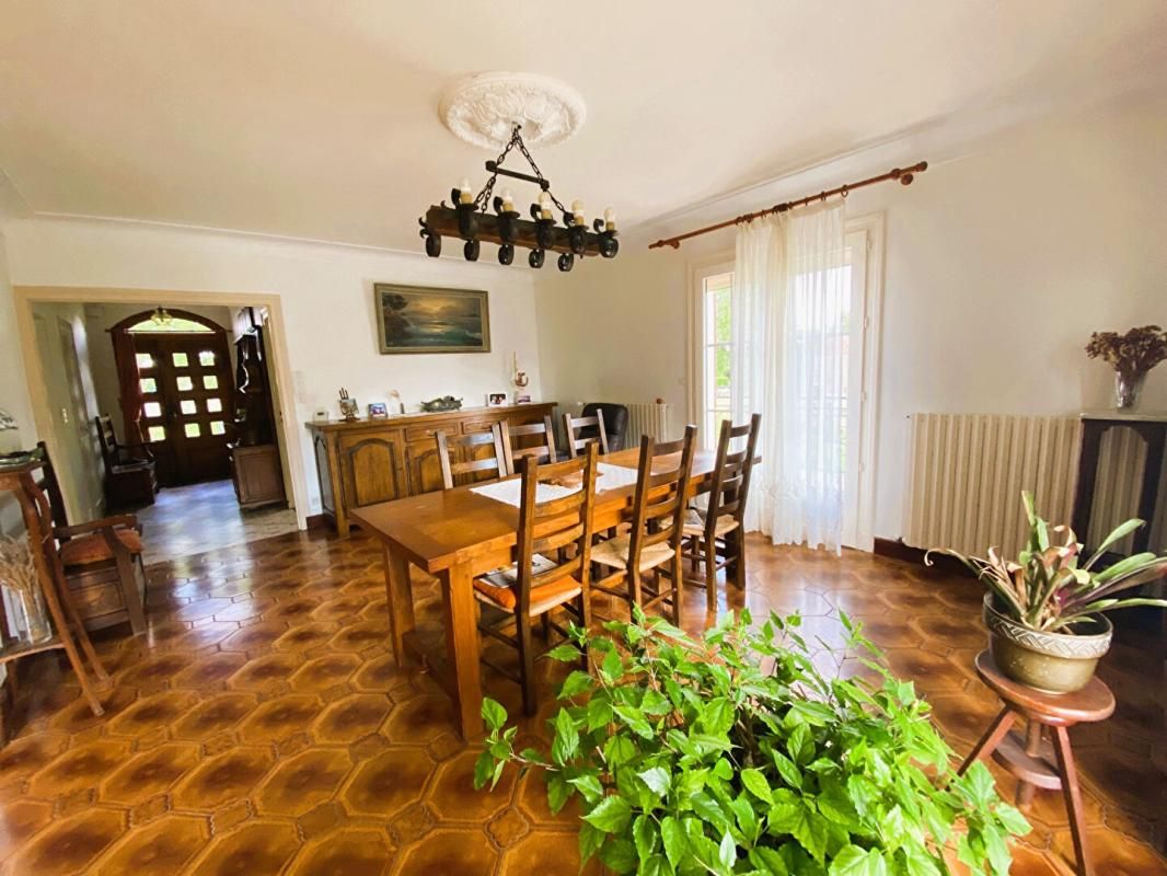 AULNAY EXCLUSIVITE Maison de plain pied 6 pièces sur sous sol complet avec terrain de 2500 m2 3