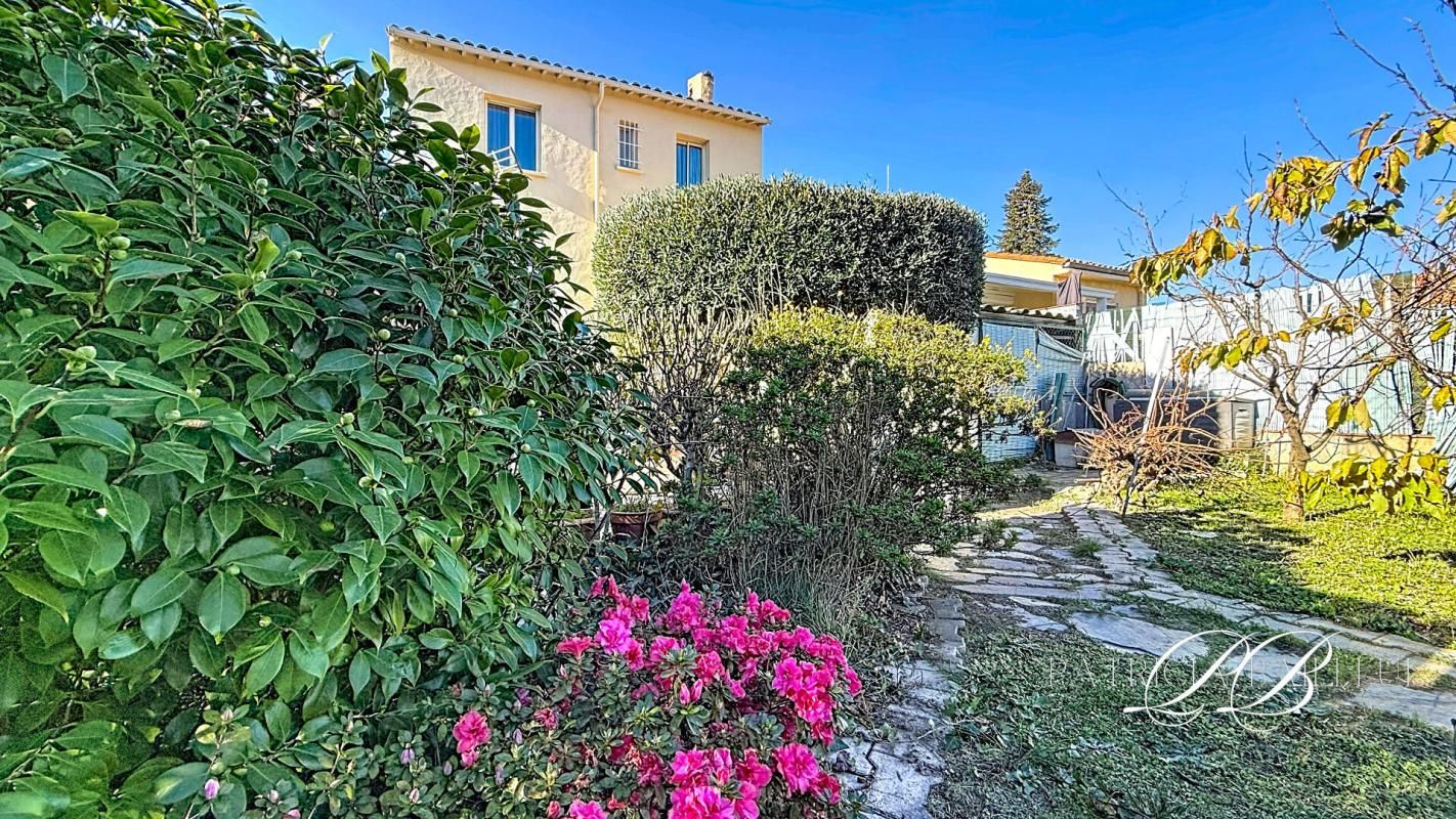 Maison de charme avec terrasse, patio, piscine et dépendances