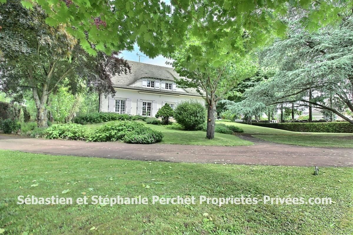 SAINT-PERAVY-LA-COLOMBE Propriété de 5 chambres avec un parc de 4000 m2 1