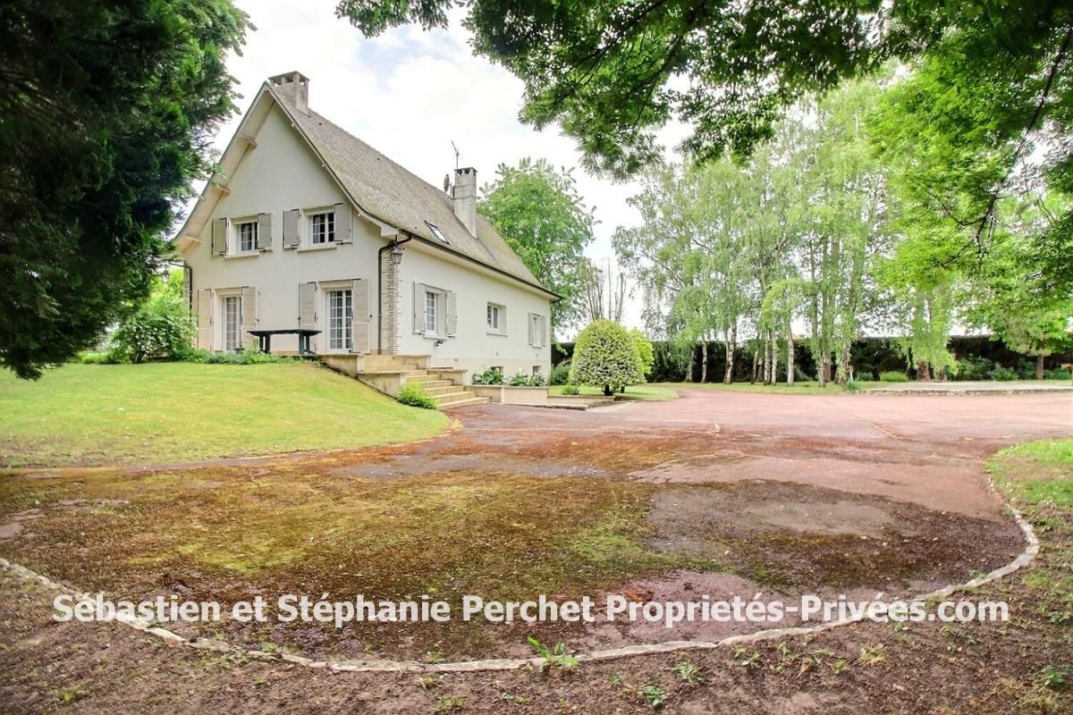 SAINT-PERAVY-LA-COLOMBE Propriété de 5 chambres avec un parc de 4000 m2 3