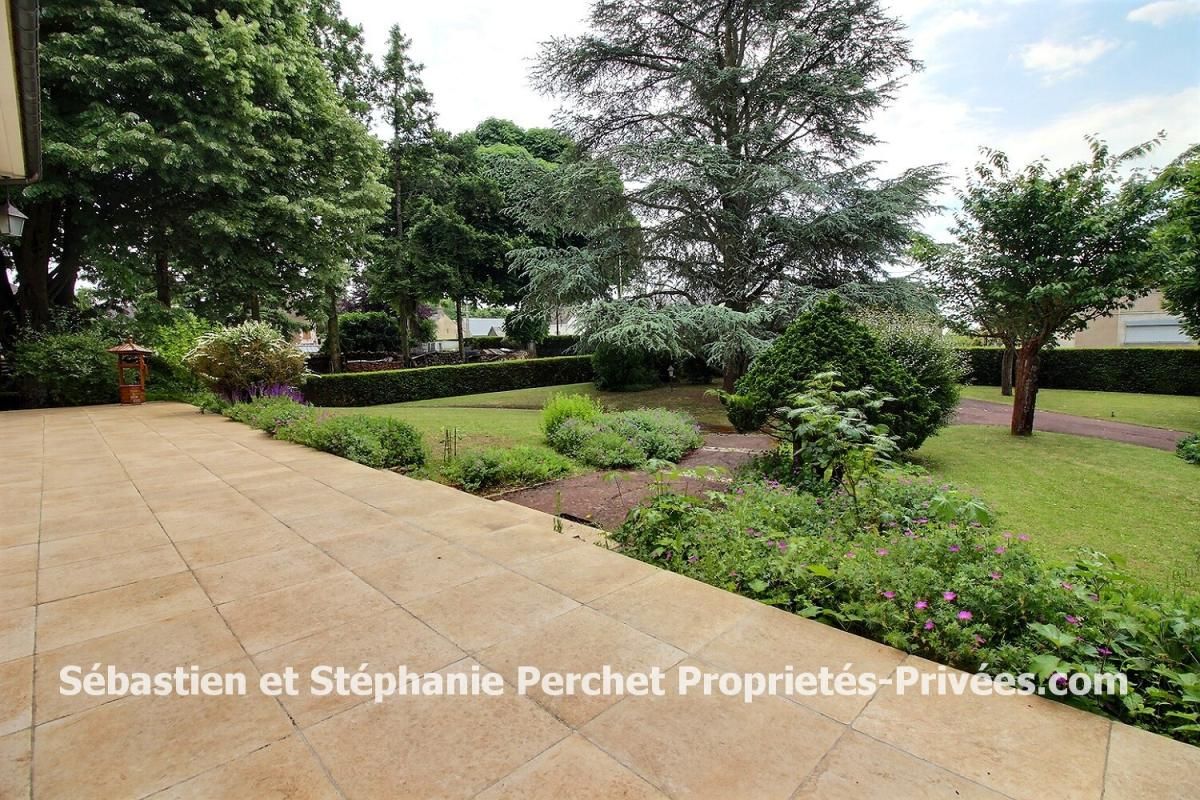 SAINT-PERAVY-LA-COLOMBE Propriété de 5 chambres avec un parc de 4000 m2 4