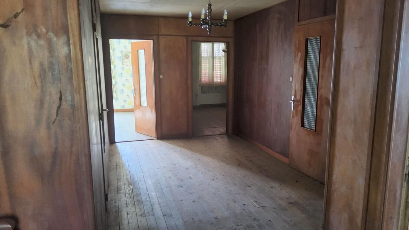 PONT-DE-ROIDE Maison de 1927 SPÉCIAL INVESTISSEUR - 3 logements - 10 pièces - 7 chambres 286 m² Calme et nature . Terrain environ 3500 m² constructible 4