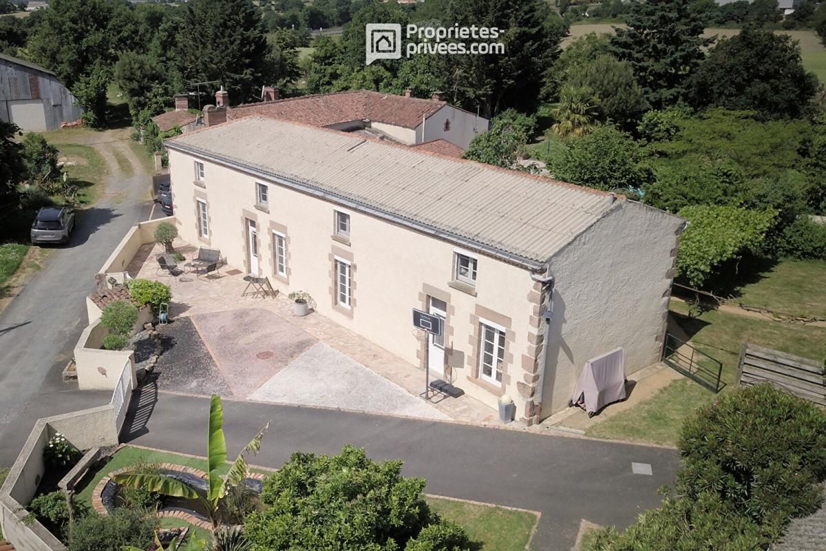 SAINT-ANDRE-DE-LA-MARCHE Maison Sevremoine 7 pièce(s) 232 m2 1