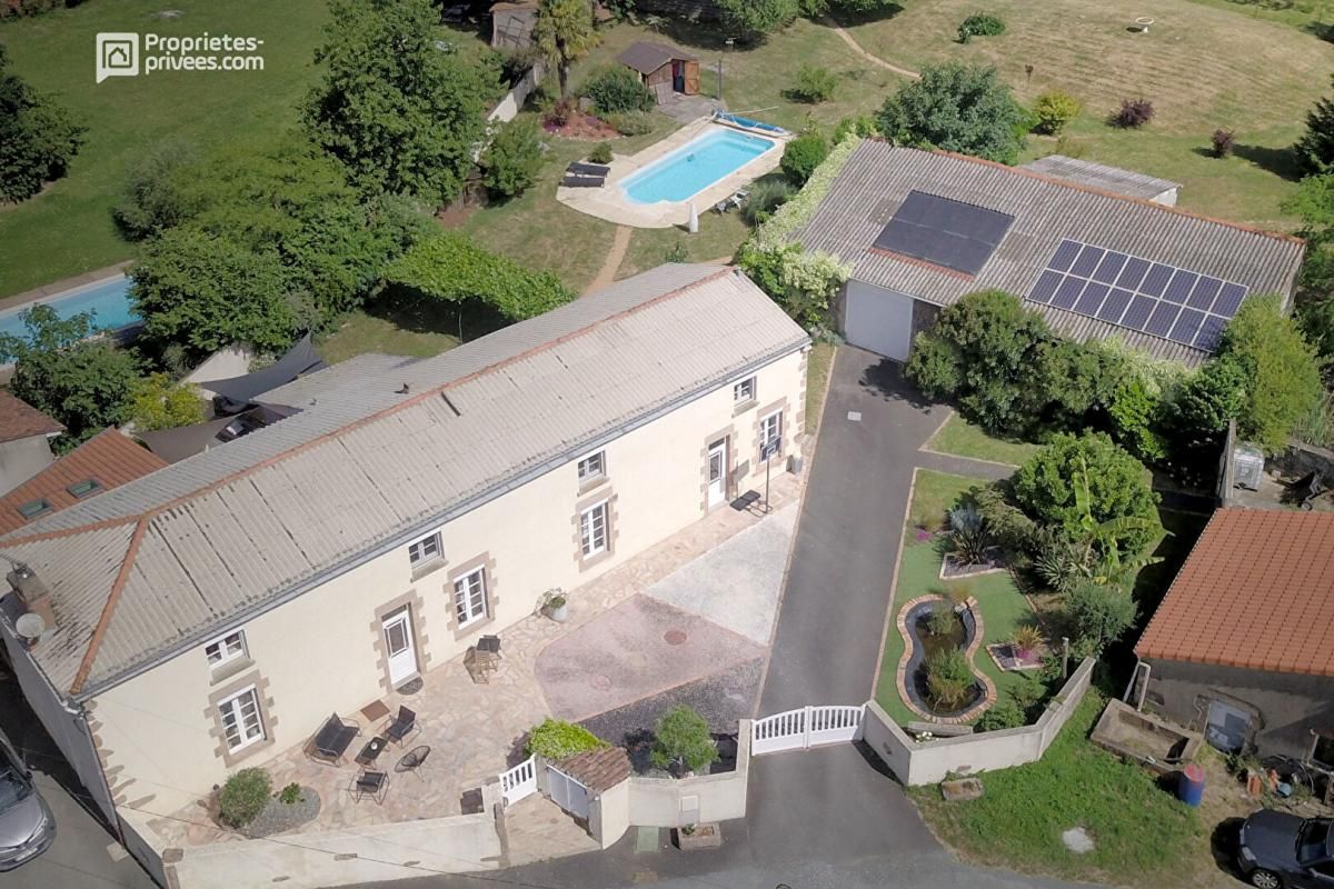 SAINT-ANDRE-DE-LA-MARCHE Maison Sevremoine 7 pièce(s) 232 m2 2