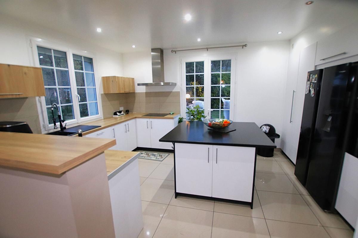 SAINT-AFFRIQUE Demeure de prestige 11 pièces de 300 m2 + 153 sous-sol sur 1307 m2 3