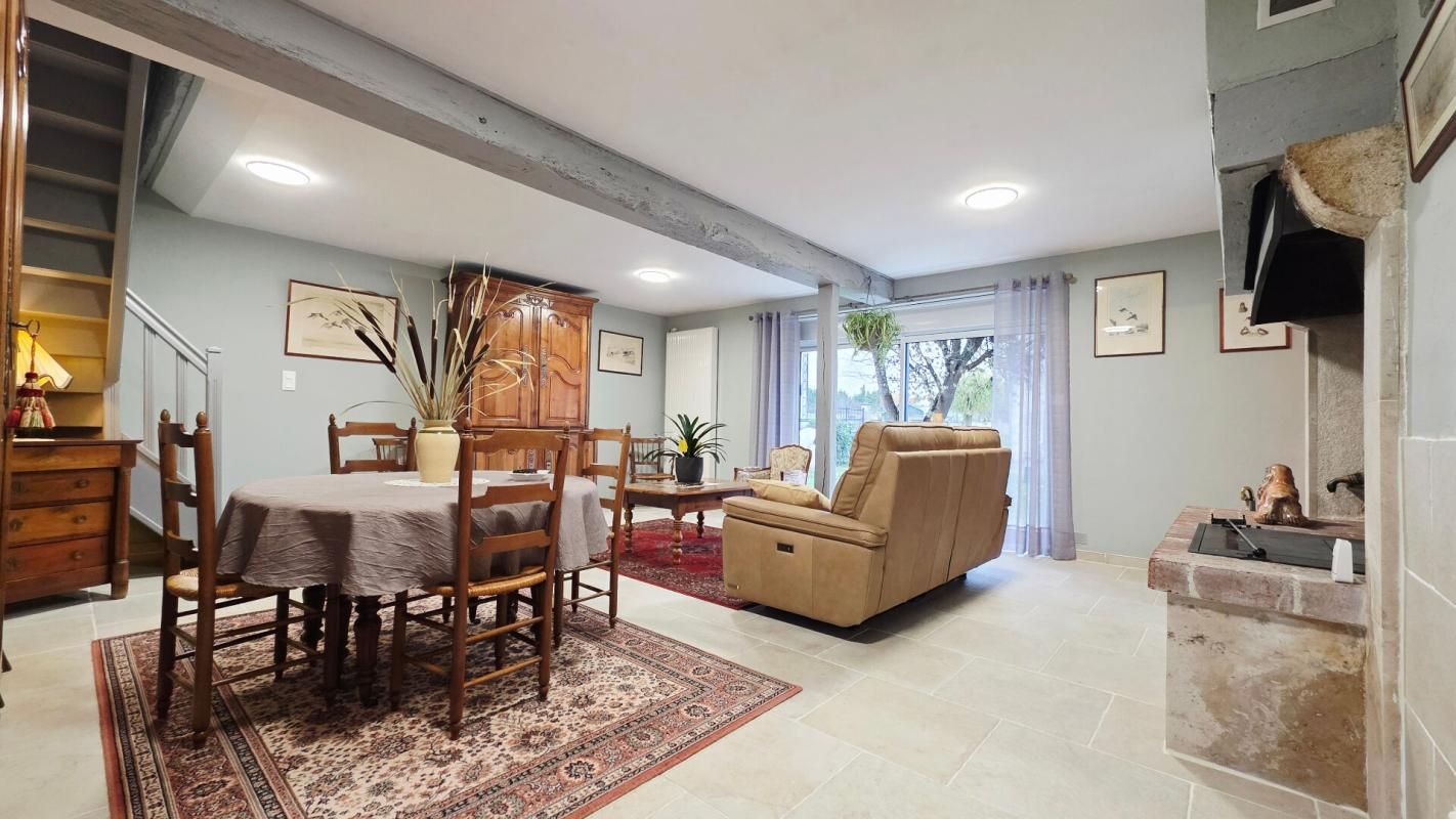 SAINT-DOULCHARD SAINT DOULCHARD MAISON 7 PIECES 6 CHAMBRES GRANGE DEPENDANCES 3