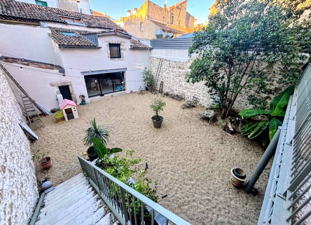 BEZIERS Exceptionnelle maison de ville sept pièces, cour et jardin, dépendances de trois pièces 1