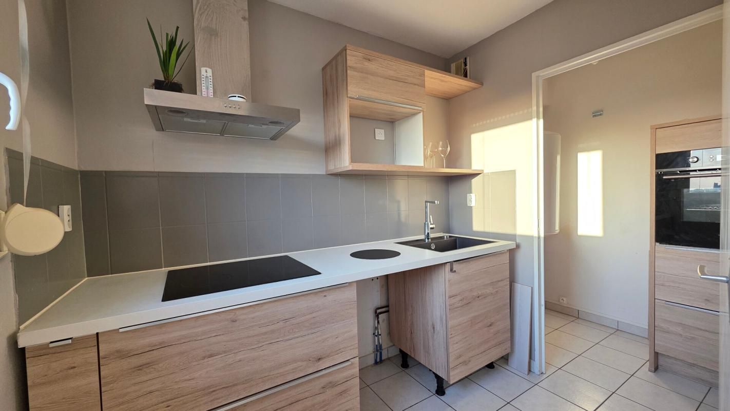 BOURGES APPARTEMENT 2 PIECES 48.35 m2 BALCON PARKING