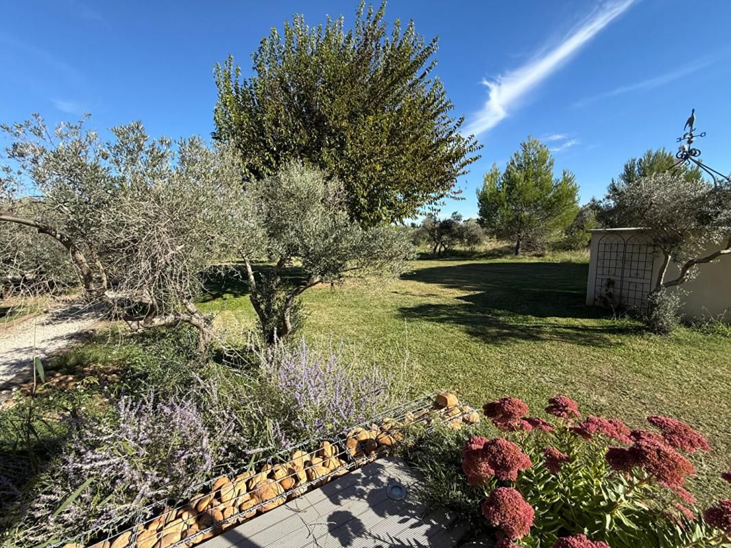 ARLES Maison Arles 7 pièce(s) 2 logements - terrain 6500m2 2