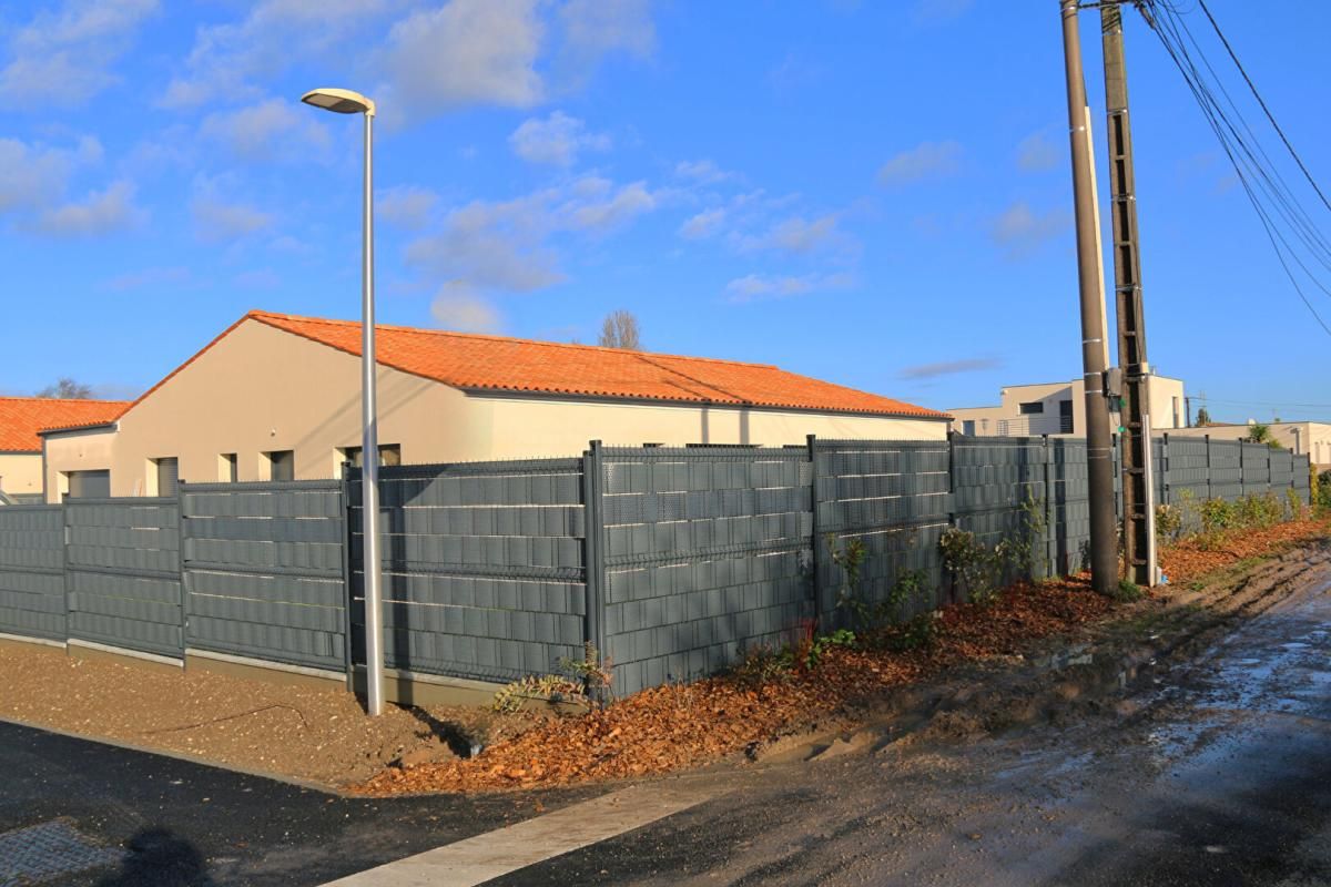 MEDIS Habitation de plain pied   139.42m²  habitable  456000 FAI 1