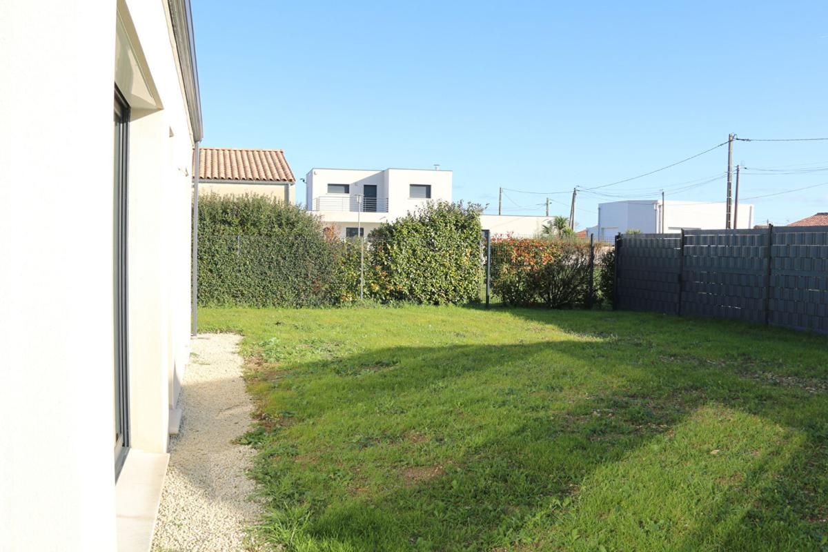 MEDIS Habitation de plain pied   139.42m²  habitable  456000 FAI 3