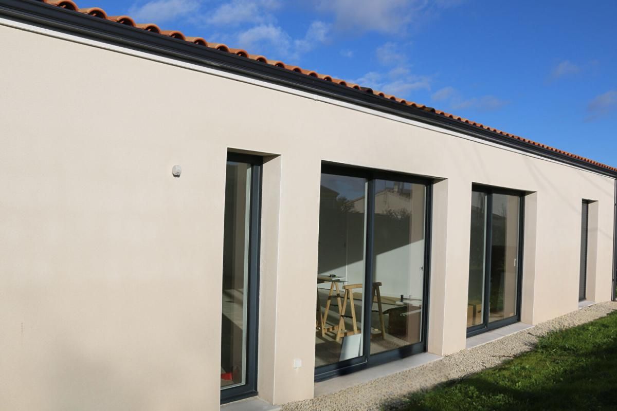 MEDIS Habitation de plain pied   139.42m²  habitable  456000 FAI 4
