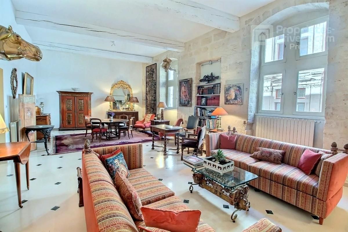 UZES UZÈS ,Centre historique ,Exclusivité. Appartement de 181 m² en duplex, avec ascenseur privatif. 4 chambres , terrasse de 75 m² 3
