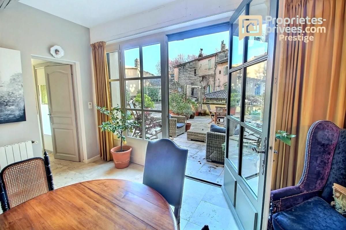 UZES UZÈS ,Centre historique ,Exclusivité. Appartement de 181 m² en duplex, avec ascenseur privatif. 4 chambres , terrasse de 75 m² 4